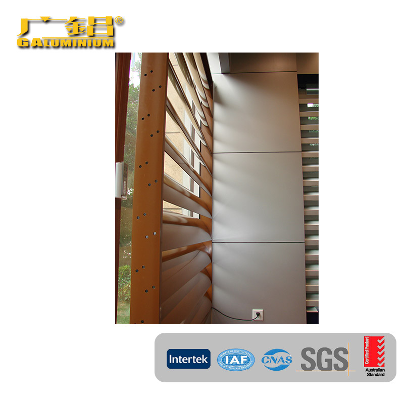 Lamellen-Sonnenschutz aus mattiertem Aluminium